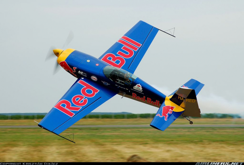 Extra EA-300S Besenyei péter