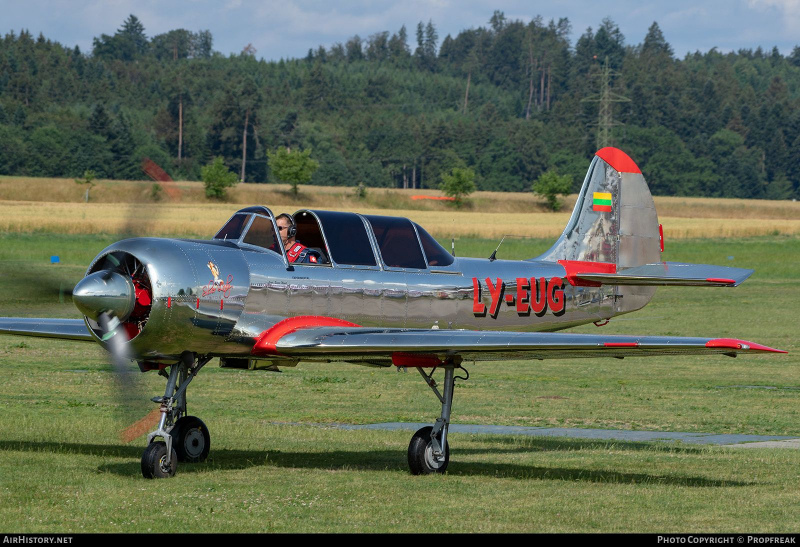 Yakovlev Yak-52Yakovlev Yak-52